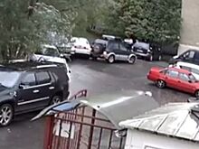 Камера сняла, как дедушка за 20 секунд протаранил несколько авто в Красногорске