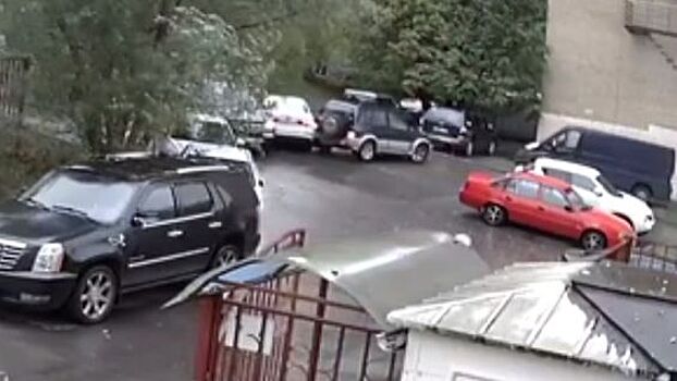 Камера сняла, как дедушка за 20 секунд протаранил несколько авто в Красногорске
