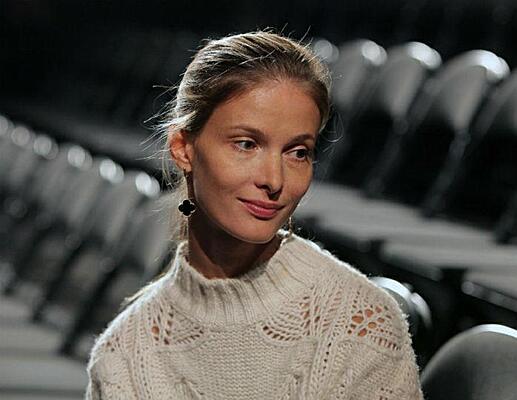 Жалаңаш, бұлшық еті бар қыз