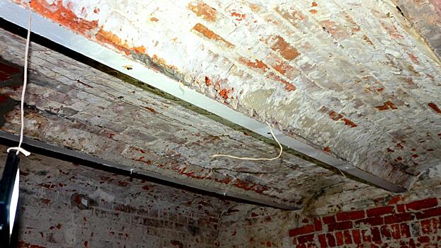 Уникальная находка. Проложенные по потолку рельсы обнаружили реставраторы в доме на ул. Чернышевского