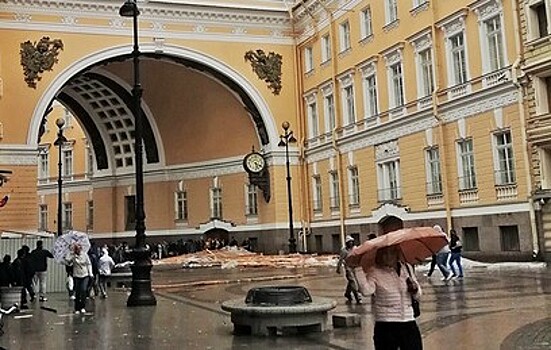 В Санкт-Петербурге ветер сорвал леса с крыши Генштаба