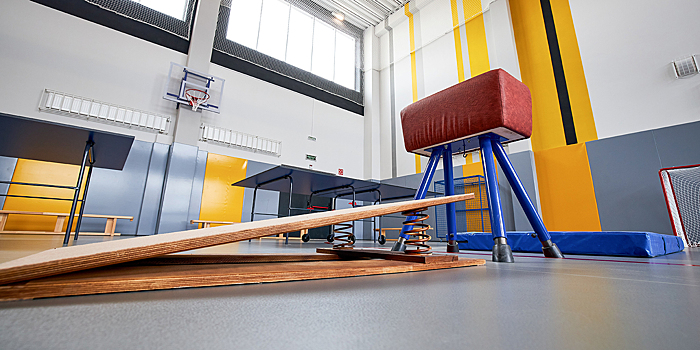 Физкультурно-оздоровительный комплекс в районе Бирюлево Восточное облицуют отделкой «под дерево»