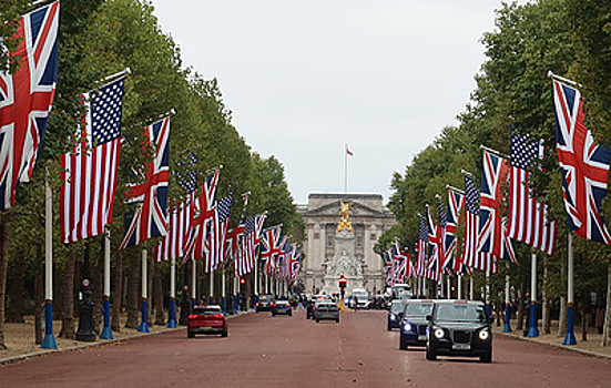 Визит Трампа: зачем британскому премьеру понадобилось "Шоу Трумана" с каретами