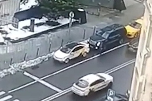Видео дорожного конфликта со стрельбой в центре Москвы