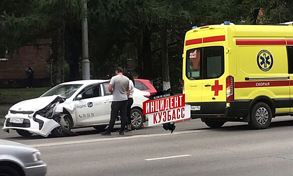 Автомобилист скрылся с места аварии с такси и полицией в Кемерове