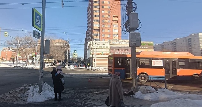 В Новосибирске автобус сбил малолетнего пешехода на «зебре»