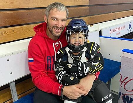 «Овечкин, ты готов?»: Анастасия Шубская запечатлела двухлетнего сына на льду в хоккейной форме
