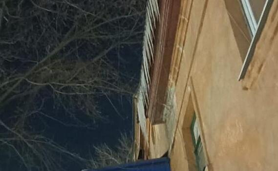 В Курске на домах образовались большие сосульки