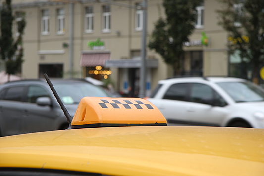 Такси вылетело на тротуар в Петербурге