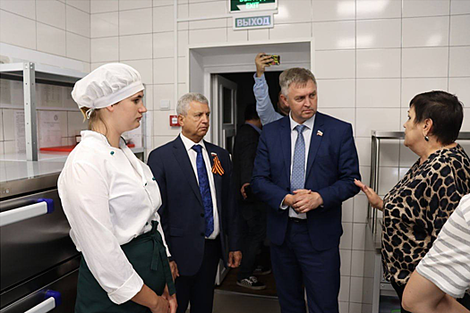 Спикер Заксобрания Кировской области Роман Береснев ознакомился с отремонтированными учреждениями посёлка Веселое в Запорожье