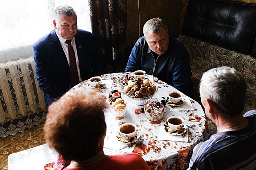 Игорь Бабушкин навестил родителей мобилизованных братьев из Черноярского района