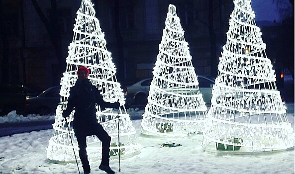Световые новогодние инсталляции сделали Петрозаводск неузнаваемым