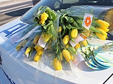 Кузбасские полицейские дарили женщинам-водителям жёлтые тюльпаны