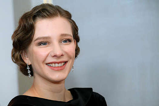 Актриса Елизавета Арзамасова в мини-шортах и чулках снялась с кроликами