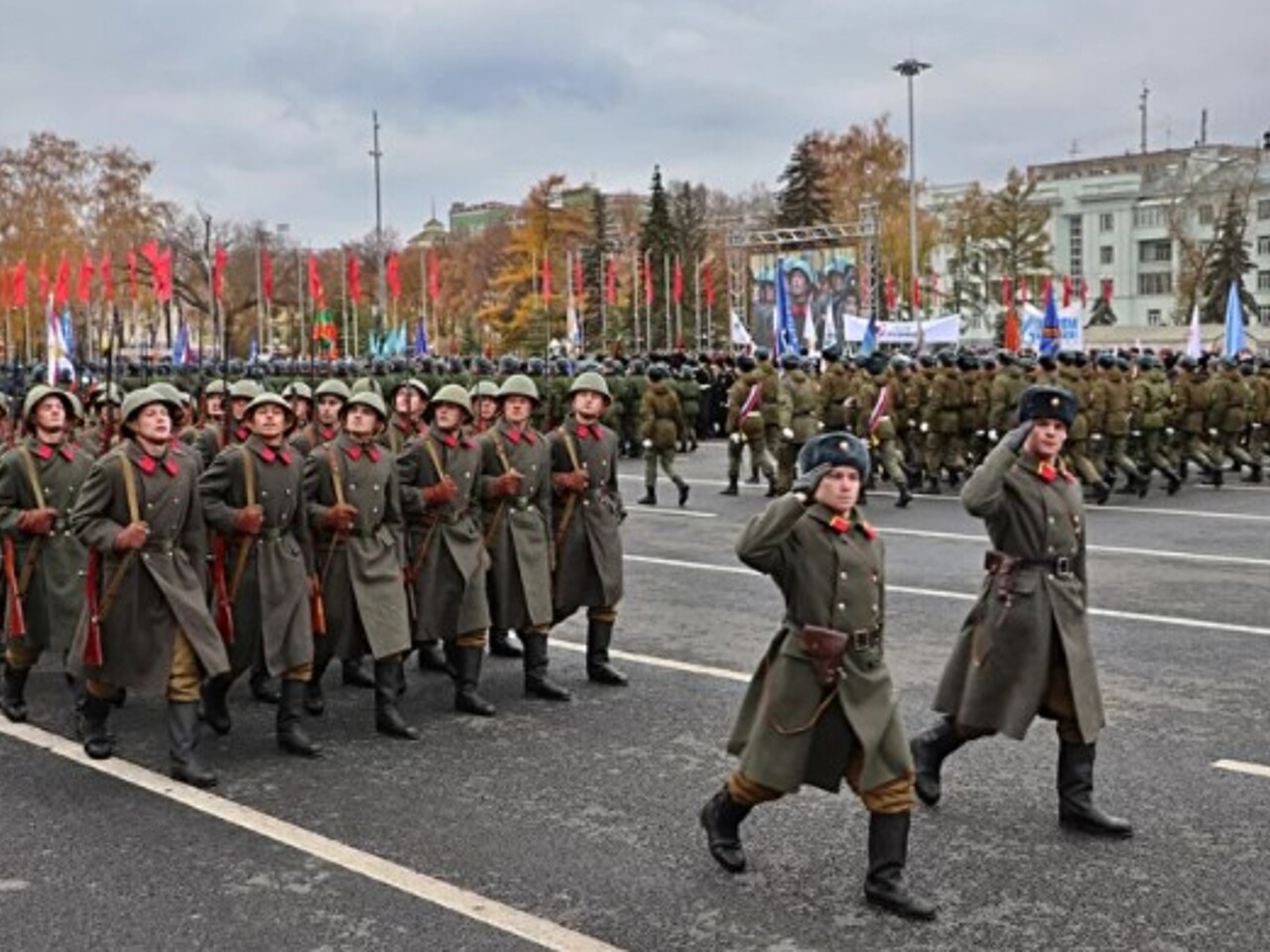 Где проходил военный парад 7 ноября. Парад Куйбышев 1941. Военный парад 7 ноября 1941 года в Куйбышеве. Парад 1941 года в Куйбышеве Самара. Самара парад 7 ноября 1941.
