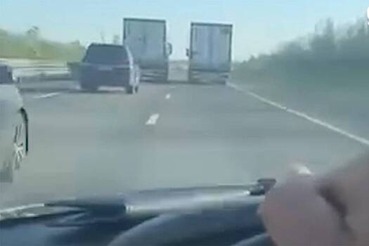 Полицейские бросились спасать попавшего в беду блогера и попали на видео