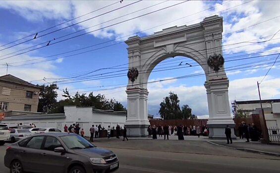 В Саратове стало модно жениться под Триумфальной аркой