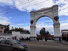В Саратове стало модно жениться под Триумфальной аркой