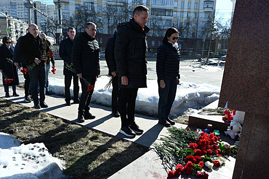 Челябинские чиновники почтили память погибших в столичном «Крокусе»