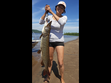 Девушка из Самарской области поймала щуку ростом с человека