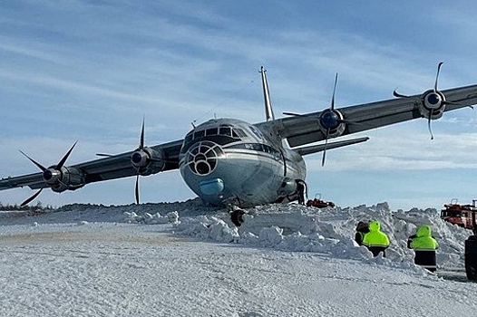 Аэропорт Нового Уренгоя временно закрыли после неудачной посадки самолета
