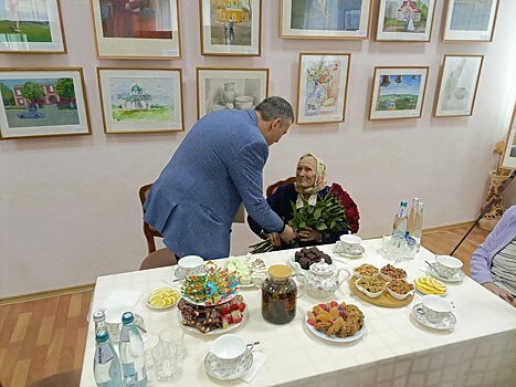 Александр Хинштейн встретился со старейшей жительницей Дмитриевского района