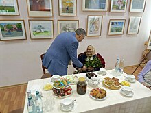 Александр Хинштейн встретился со старейшей жительницей Дмитриевского района
