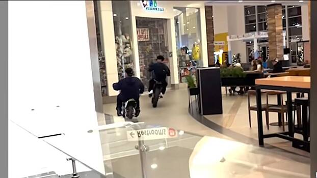 Подростки на мотоциклах терроризируют торговый центр в США