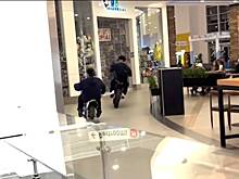 Подростки на мотоциклах терроризируют торговый центр в США