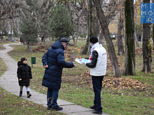 Молодогвардейцы Дагестана раздали махачкалинцам медицинские маски и мандарины
