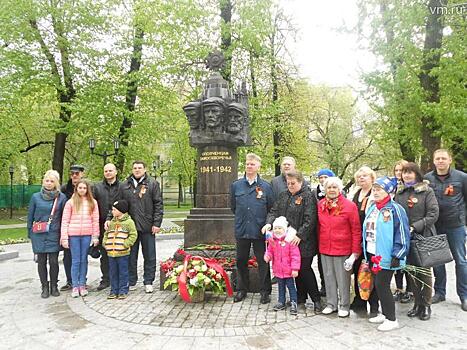 В День Победы москвичи возложили цветы к памятнику «Ополченцам Замоскворечья»