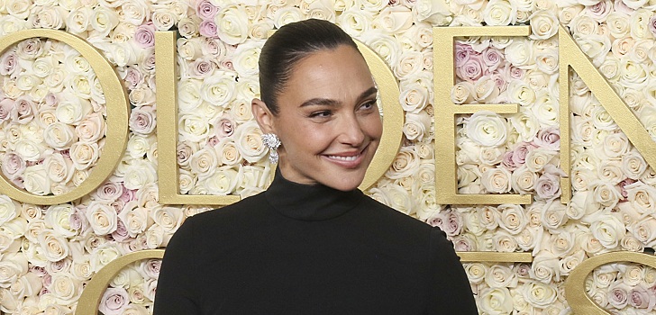 Галь Гадот снялась для журнала в прозрачном платье без бюстгальтера