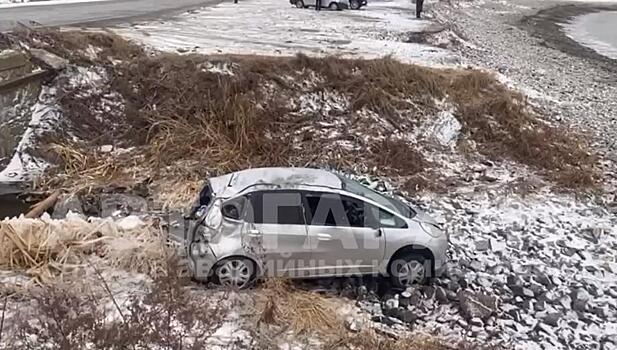 А где водитель?: во Владивостоке обнаружен рухнувший на пляж автомобиль