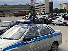 Нижегородка ради фото залезла на крышу патрульного автомобиля