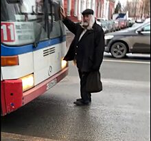 Странный мужчина остановил автобус на Московской и потребовал к себе уважения