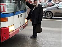 Странный мужчина остановил автобус на Московской и потребовал к себе уважения