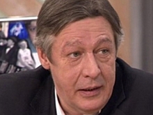 Фото Михаила Ефремова с плакатом в поддержку соблюдения правил ПДД "выстрелило" 3 года спустя