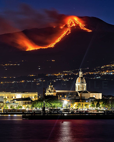 Извержения Этны всегда зрелищные из-за того, что пепел уходит ввысь на несколько километров и фонтаны лавы достаточно высоки.