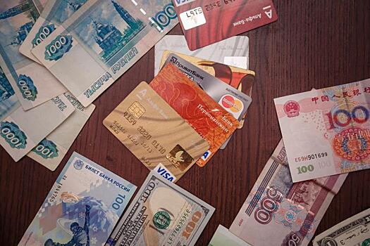 Рубль вечером рос третий день подряд, доллар опустился почти до 59 руб