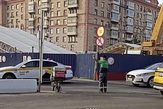 В Москве на видео попало, как доставщик еды регулировал движение автомобилей