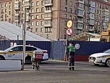 В Москве на видео попало, как доставщик еды регулировал движение автомобилей