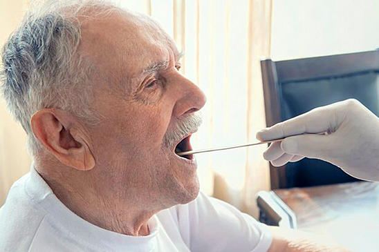 Врач рассказал о причинах появления кома в горле у пожилых