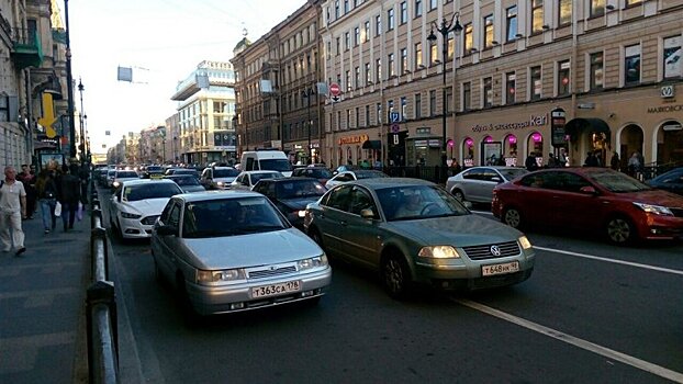 ГИБДД объяснила приостановку выдачи международных водительских прав в Петербурге