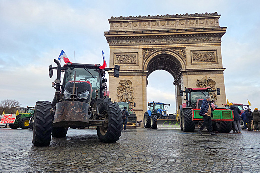 Французские фермеры прибыли на тракторах в Париж, выступая против соглашения ЕС с MERCOSUR