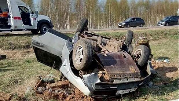 В Марий Эл «девятка» перевернулась и врезалась в опору ЛЭП