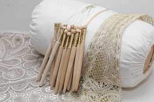 Олег Кувшинников поздравил мастериц кружевоплетения с Днем вологодского кружева