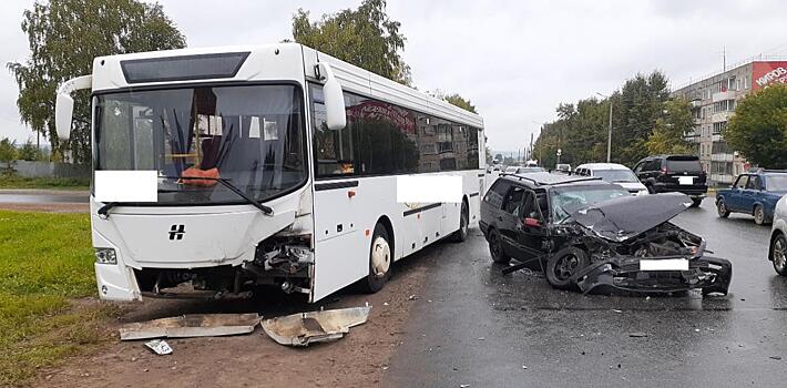 В Кирове в ДТП с автобусом пострадали два человека