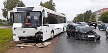 В Кирове в ДТП с автобусом пострадали два человека