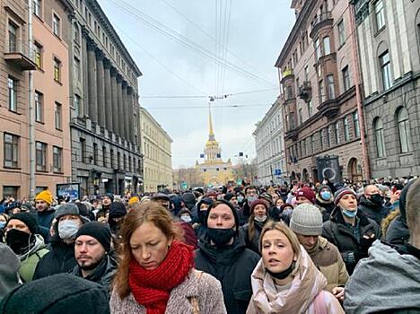 В Петербурге задерживают участников несанкционированной акции, люди вышли на проезжую часть