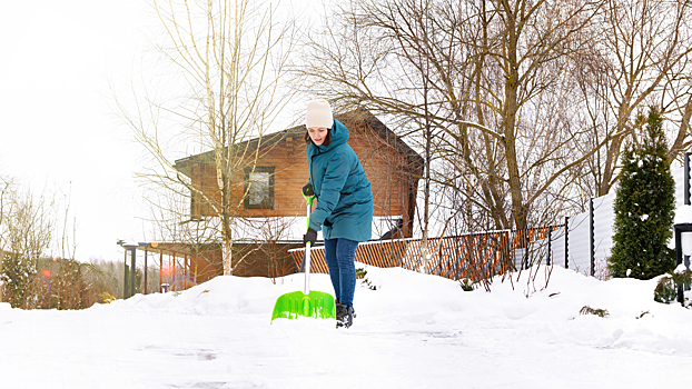 Лопаты, движки, скреперы и компактные снегоуборщики: что выбрать для уборки снега на даче